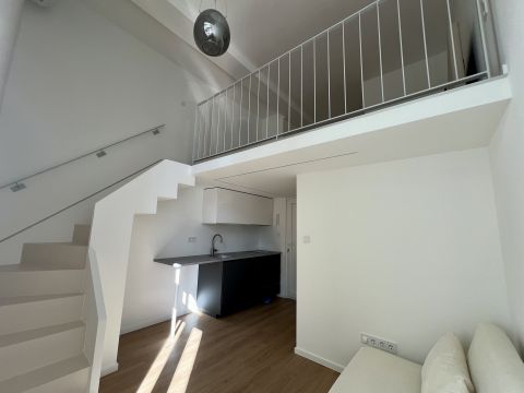 Eladó Lakás 1065 Budapest 6. kerület , Nagymező u. sarkán felújított galériás lakás