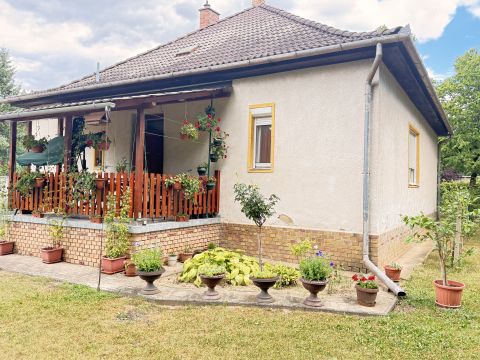 Eladó Ház 7632 Pécs , Kertvárosban önálló jó állapotú családi ház garázsokkal