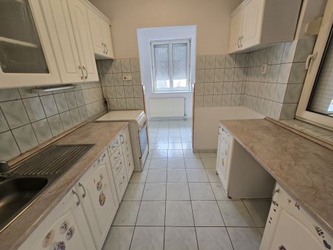 Eladó Lakás 8500 Pápa Belváros szívében 74 nm-es lakás