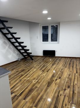 Eladó Lakás 1081 Budapest 8. kerület , Felújított belső kétszintes lakás a belváros szívében
