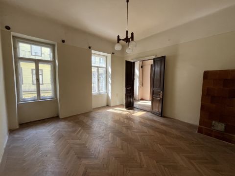 Eladó Lakás 1064 Budapest 6. kerület , Izabella utca, szép ház, 2 bejárat, felújítandó