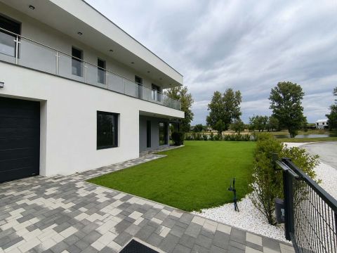 Eladó Ház 2330 Dunaharaszti , Dunaharasztiban a Tóparkban exkluzív ikerház eladó