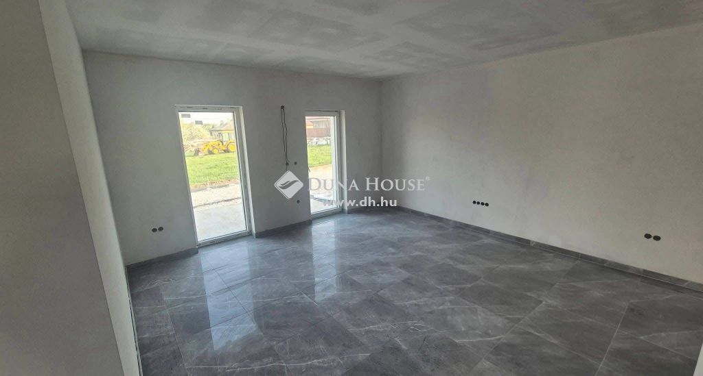 8651 Balatonszabadi , Csendes helyen — 1/8
