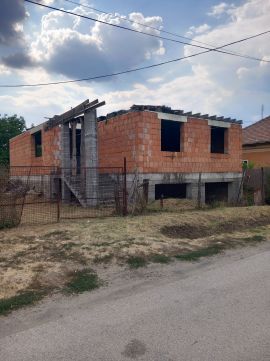 Eladó Telek 2118 Dány , Megkezdett építkezéssel aszfaltos utcában