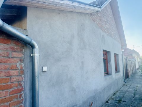 Eladó Ház 6060 Tiszakécske Tiszakécske belvárosában felújítandó családi ház eladó