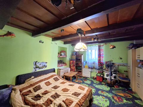 Eladó Ház 8142 Úrhida , Ikerház építésére is alkalmas, 3746 m2-es telek, házzal