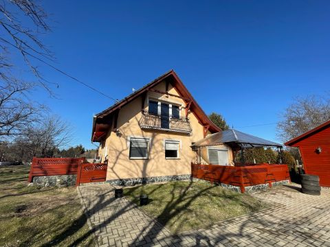Kiadó Ház 6000 Kecskemét , Kecskemét, Beretvás köz közelében 2 szintes ház KIADÓ