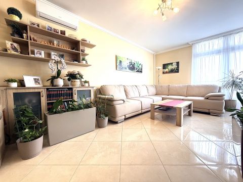 Eladó Lakás 6000 Kecskemét Kecskemét belvárosában 83 m2-es felújított , erkélyes lakás 