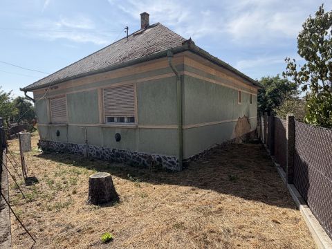 Eladó Ház 2251 Tápiószecső , Felújítandó ház a központban, 967 nm-es telekkel.