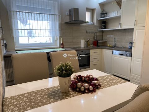 Eladó Lakás 6000 Kecskemét , Belvárosban 73 nm-es, 2,5 szobás gyönyörűen felújított lakás