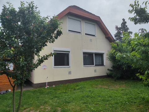 Eladó Ház 2481 Velence , Velence Ófaluban, kíváló helyen