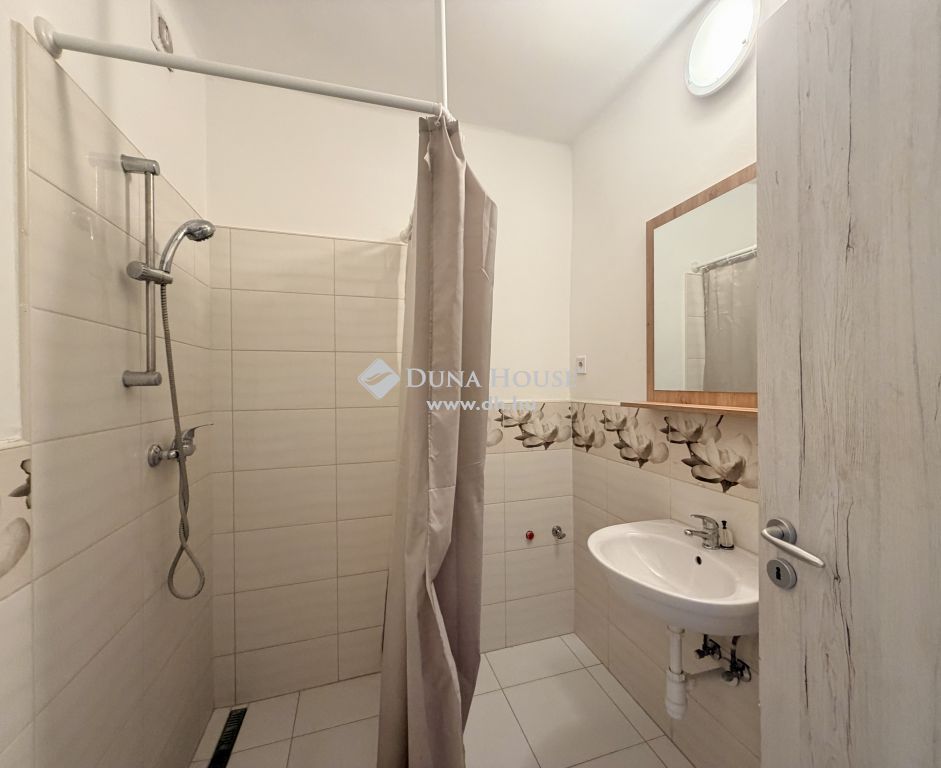 Kiadó Lakás, 2840 Oroszlány , Felújított, igényes lakás hosszútávra kiadó.