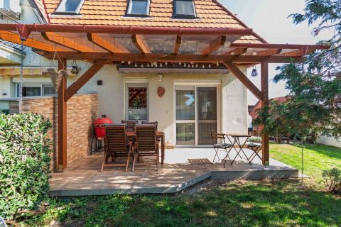 Eladó Ház 1182 Budapest 18. kerület , KITŰNŐ ÁLLAPOTÚ, N+3 SZOBÁS, 82m2-es SORHÁZI LAKÁS, KERTEL