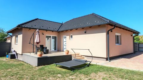 Eladó Ház 2060 Bicske , Kertváros csendes utcájában