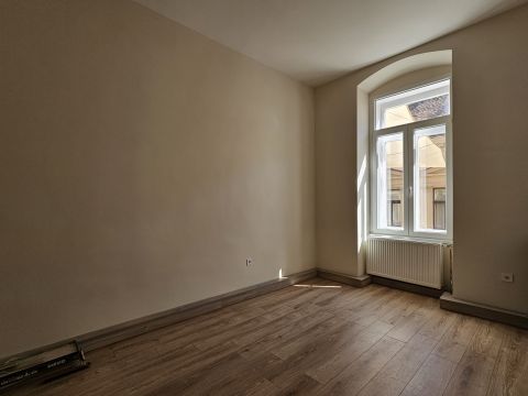 Eladó Lakás 7621 Pécs Pécs belvárosának szívében, a Király utcában eladó lakás
