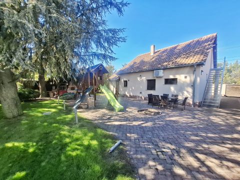 Eladó Ház 2151 Fót , Kisalag csendes mellékutcája