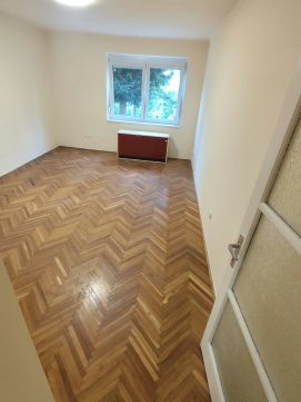 Eladó Lakás 9400 Sopron , Deák térnél földszint,kertre néző 54 m2-en kétszoba konyha