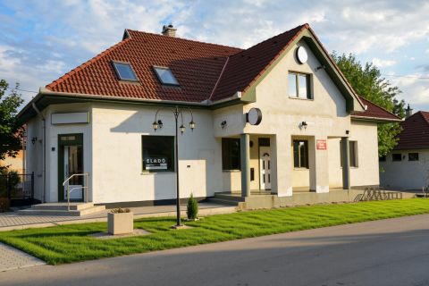Eladó Üzlethelyiség 8127 Aba , Aba fő útján