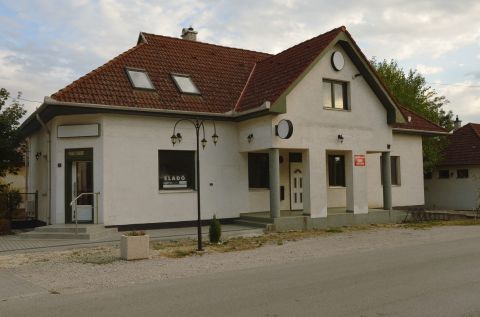 Eladó Üzlethelyiség 8127 Aba Aba fő útján