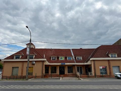 Eladó Üzlethelyiség 2120 Dunakeszi , 2120 Dunakeszi, Központ