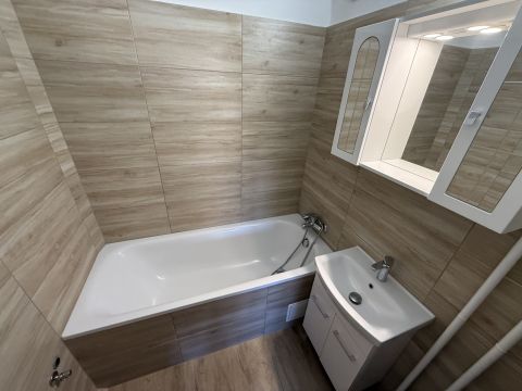 Eladó Lakás 6000 Kecskemét 3. emeleti, szigetelt,felújított lakás parkra néző erkéllyel