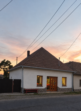 Eladó Üzlethelyiség 2635 Vámosmikola , Központban