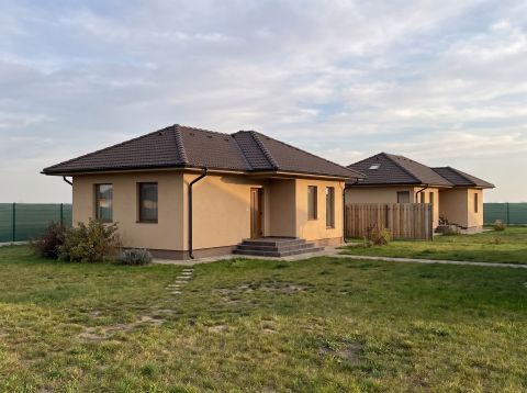 Eladó Ház 6041 Kerekegyháza , Újépítésű 70nm nappali+3 szobás ház, 413nm telken