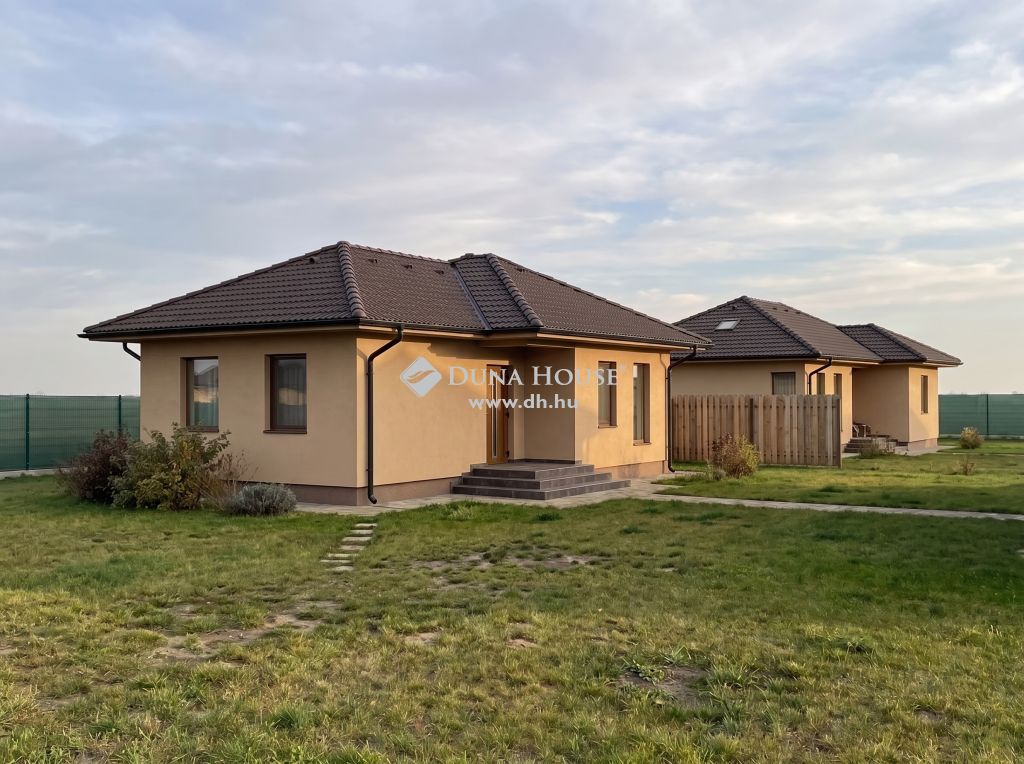 6041 Kerekegyháza , Újépítésű 70nm nappali+3 szobás ház, 413nm telken — 1/7
