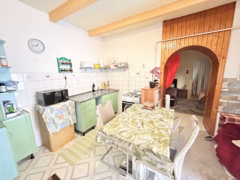 Eladó Ház 2251 Tápiószecső 2 szobás családi ház, nagy saroktelken, felújítandó.